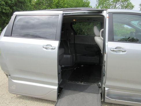 Used 2020 Toyota Sienna XLE w/ XLE Navigation Package FWD image 21