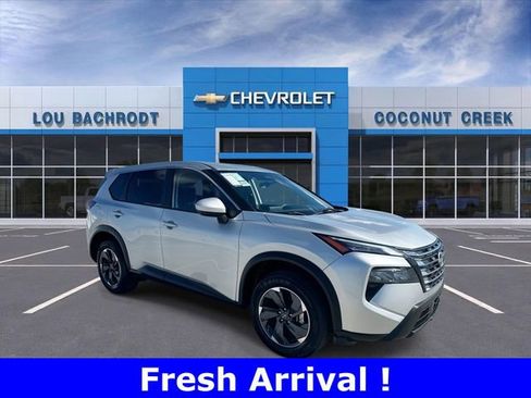 Used 2024 Nissan Rogue SV image 2