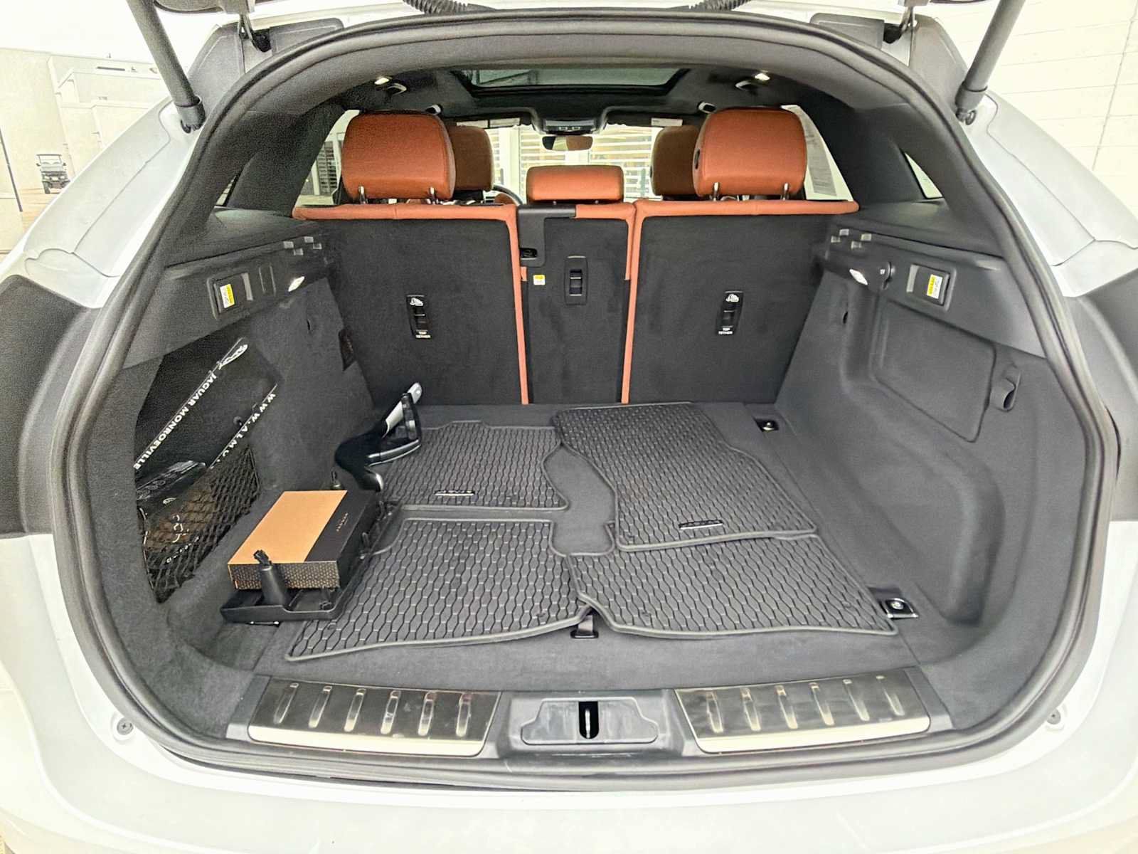Certified 2025 Jaguar F-PACE R-Dynamic S AWD/4WD image 20