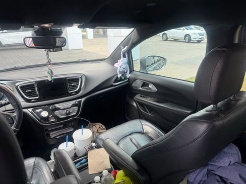 Used 2020 Chrysler Pacifica Touring-L w/ Advanced Safetytec Group FWD image 11