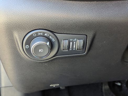 Used 2025 Jeep Compass Latitude image 17