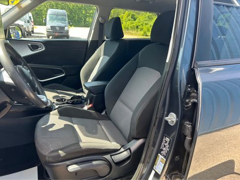 Used 2023 Kia Soul LX w/ LX Technology Package image 9