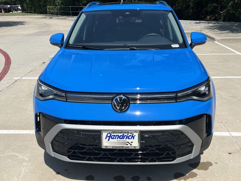 Certified 2025 Volkswagen Taos SEL image 3