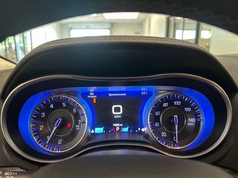 Used 2017 Chrysler 300 Limited AWD/4WD image 18