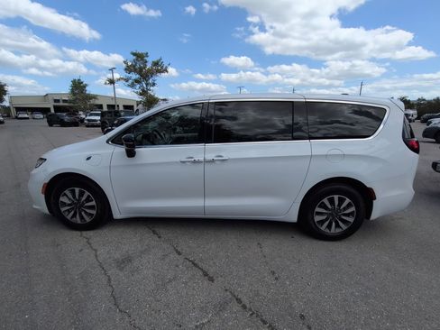 Used 2024 Chrysler Pacifica Select FWD image 8
