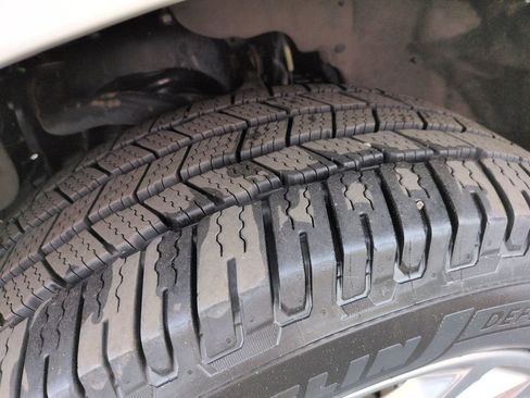 Used 2020 Ford Expedition XLT w/ Equipment Group 202A AWD/4WD image 28