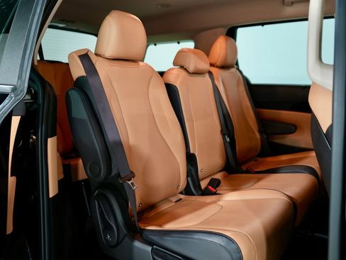 Used 2023 Kia Carnival EX image 31