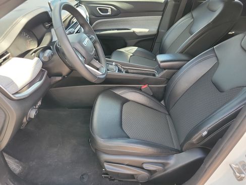 Used 2024 Jeep Compass Latitude AWD/4WD image 4