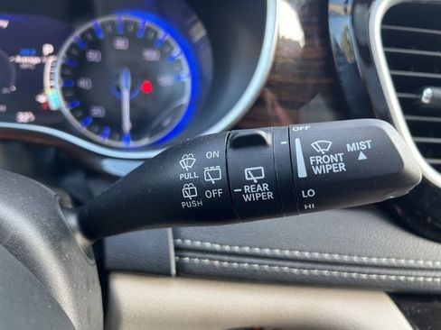 Used 2024 Chrysler Pacifica Limited FWD image 24