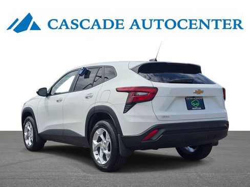 Certified 2024 Chevrolet Trax LS w/ LS Convenience Package FWD image 3