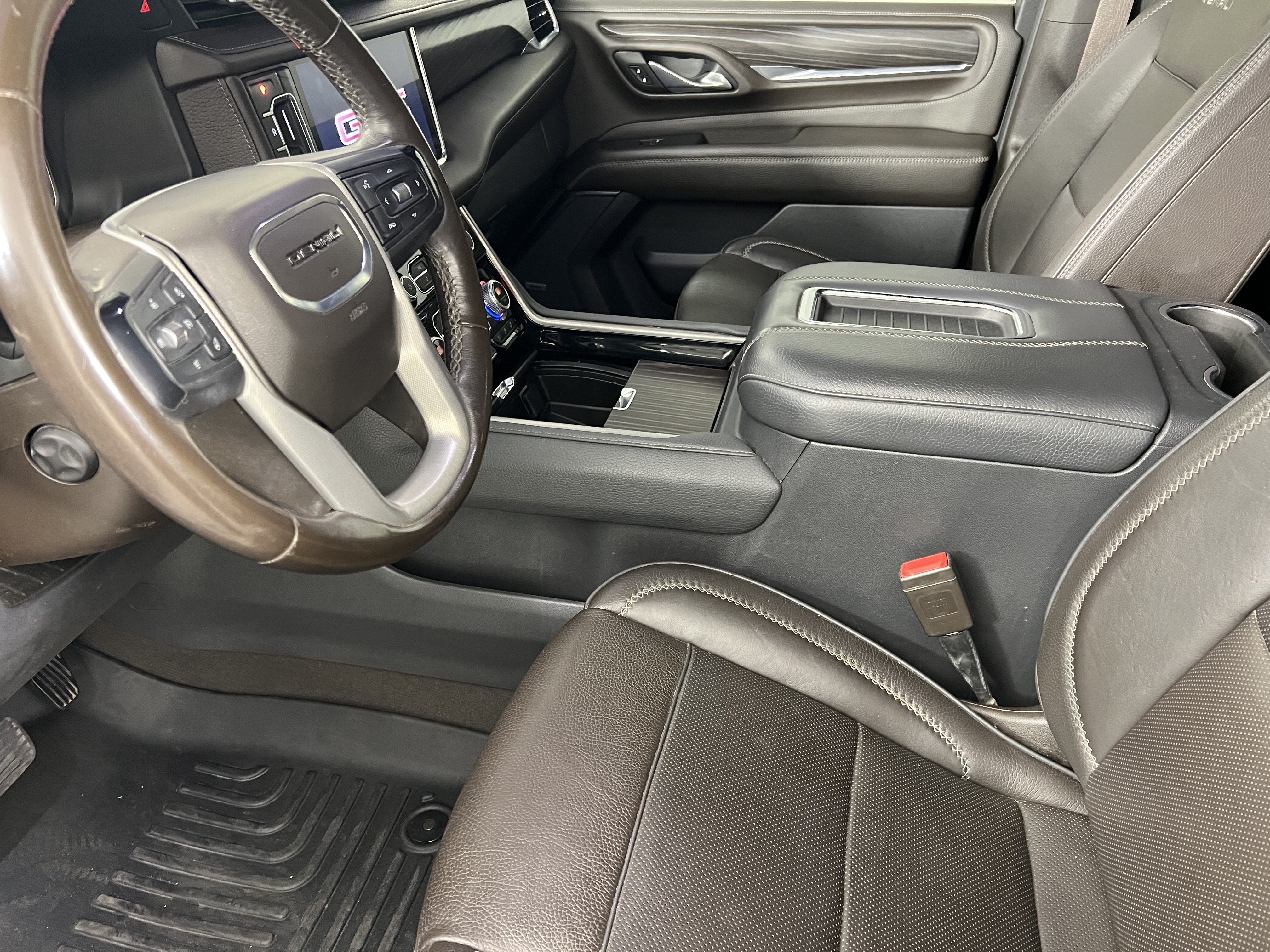 Used 2021 GMC Yukon XL Denali w/ Denali Premium Package AWD/4WD image 4