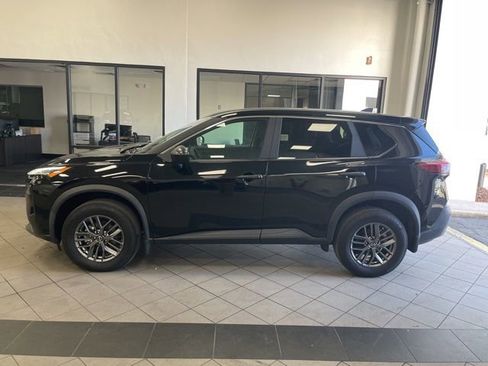 Used 2023 Nissan Rogue S image 2