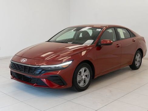 Used 2024 Hyundai Elantra SE FWD image 6