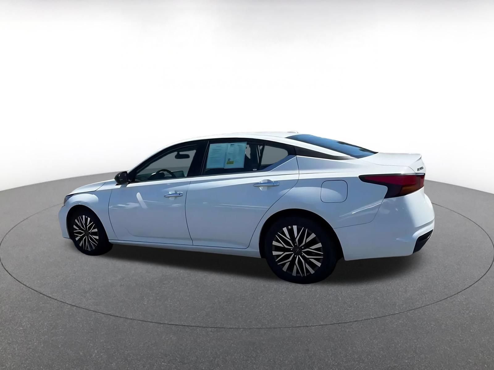 Used 2025 Nissan Altima 2.5 SV FWD image 9