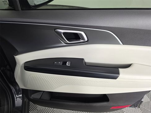 Used 2022 Kia Carnival LX image 39