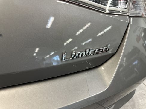 Used 2021 Hyundai Elantra Limited image 9