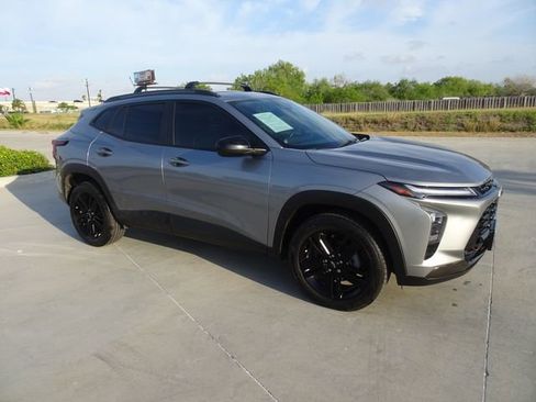 Used 2025 Chevrolet Trax ACTIV w/ Driver Confidence Package image 3