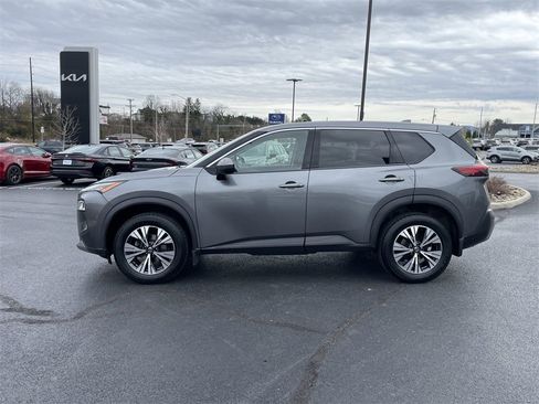 Used 2021 Nissan Rogue SV image 3