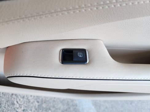 Used 2016 Mercedes-Benz SL 550 w/ Driver Assistance Package image 82