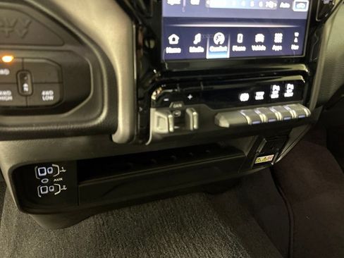 Used 2025 RAM 2500 Laramie w/ Towing Technology Group AWD/4WD image 43