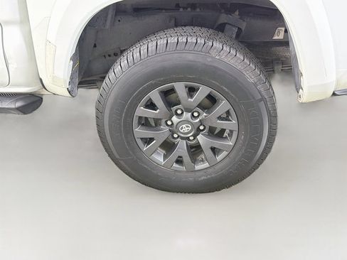 Used 2020 Toyota Tacoma SR5 RWD image 29