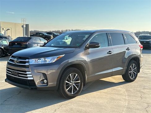 Used 2017 Toyota Highlander XLE image 2