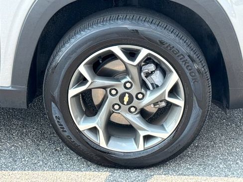 Used 2025 Chevrolet Trax LT w/ LT Convenience Package FWD image 12