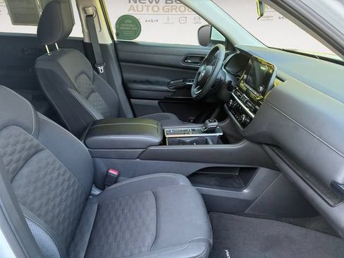Used 2024 Nissan Pathfinder SV FWD image 15