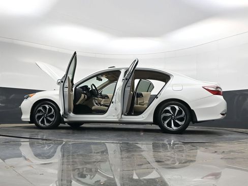 Used 2017 Honda Accord EX image 36