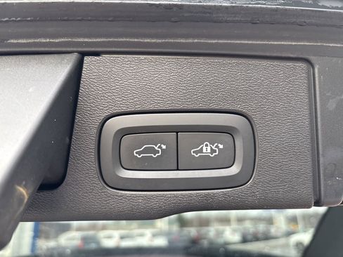 Used 2022 Volvo XC60 B5 Momentum image 44