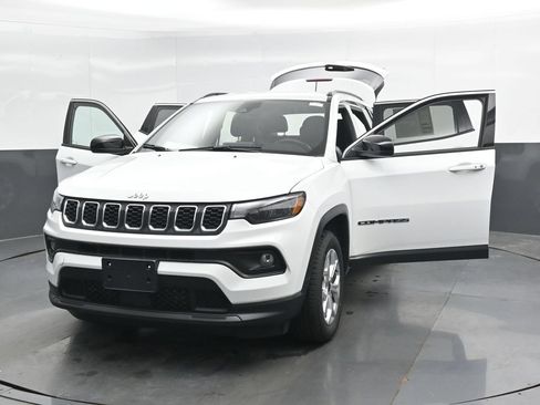 Used 2025 Jeep Compass Latitude AWD/4WD image 43