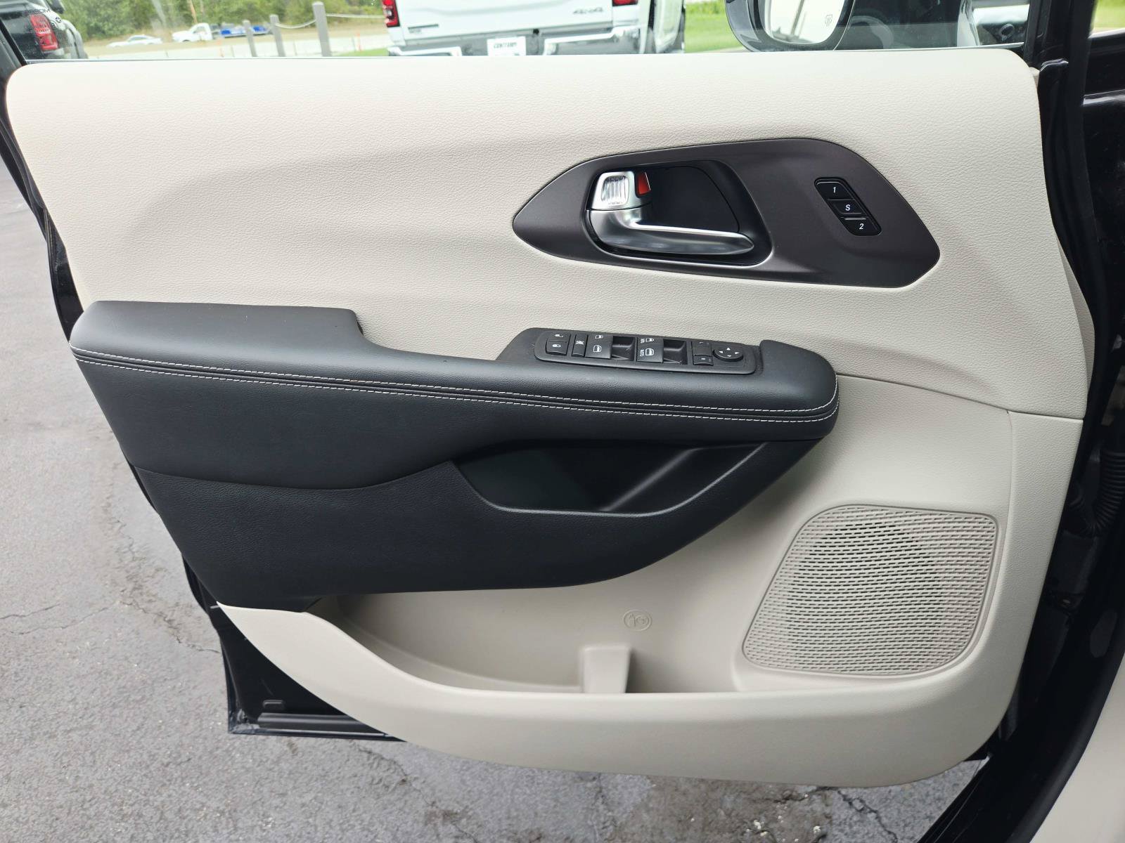 Used 2024 Chrysler Pacifica Touring-L FWD image 40