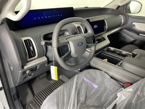 New 2025 Ford Expedition Active image 2