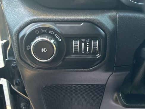 Used 2019 Jeep Wrangler Unlimited Sahara image 12