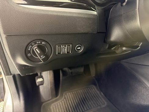 Used 2018 Chrysler 300 S image 14