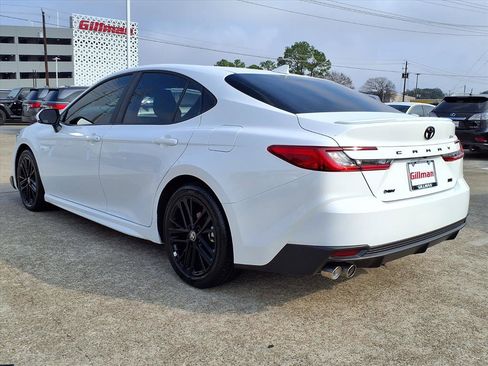 Used 2025 Toyota Camry SE image 3