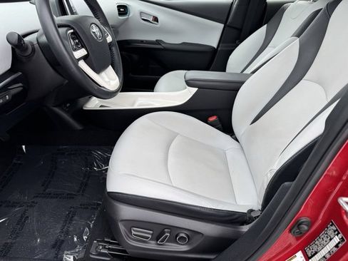 Used 2018 Toyota Prius Four image 6