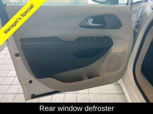 Used 2023 Chrysler Voyager LX FWD image 9