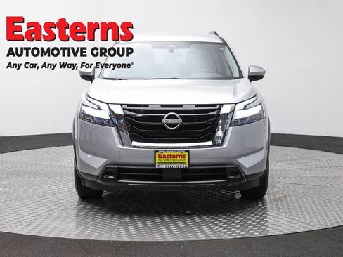Used 2025 Nissan Pathfinder SV FWD image 2
