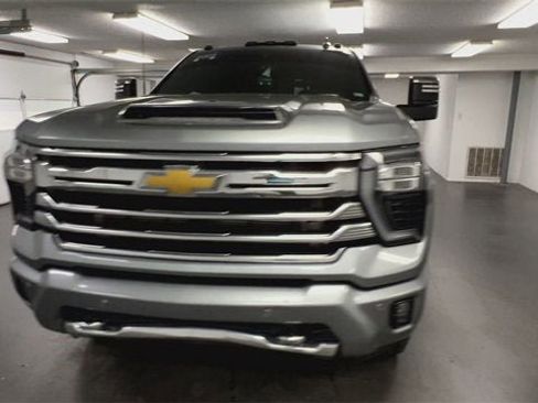 Used 2024 Chevrolet Silverado 2500 High Country w/ High Country Premium Package image 3