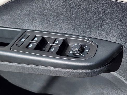 New 2025 Volkswagen Taos SEL image 5