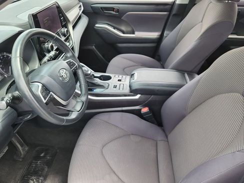 Used 2023 Toyota Highlander LE AWD/4WD image 11