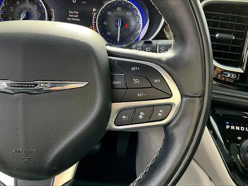 Used 2022 Chrysler Pacifica Limited image 12