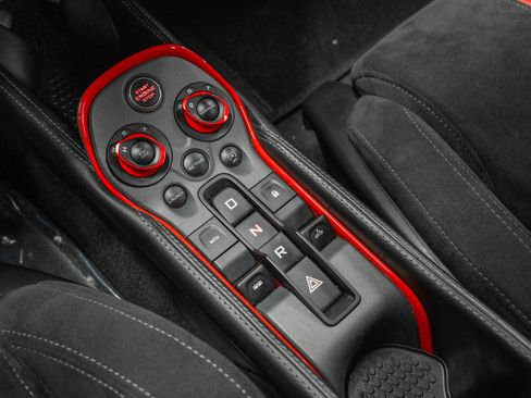 Used 2018 McLaren 570S Spider image 26