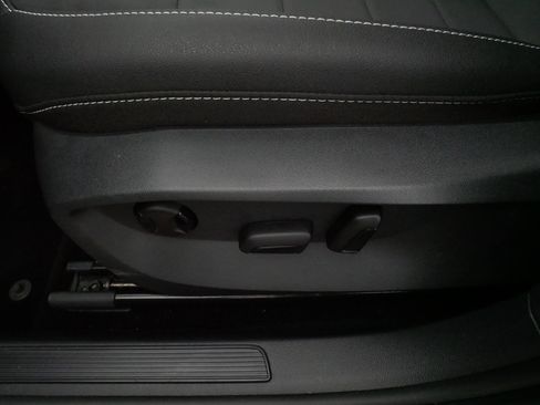 Used 2024 Volkswagen Taos SE image 20