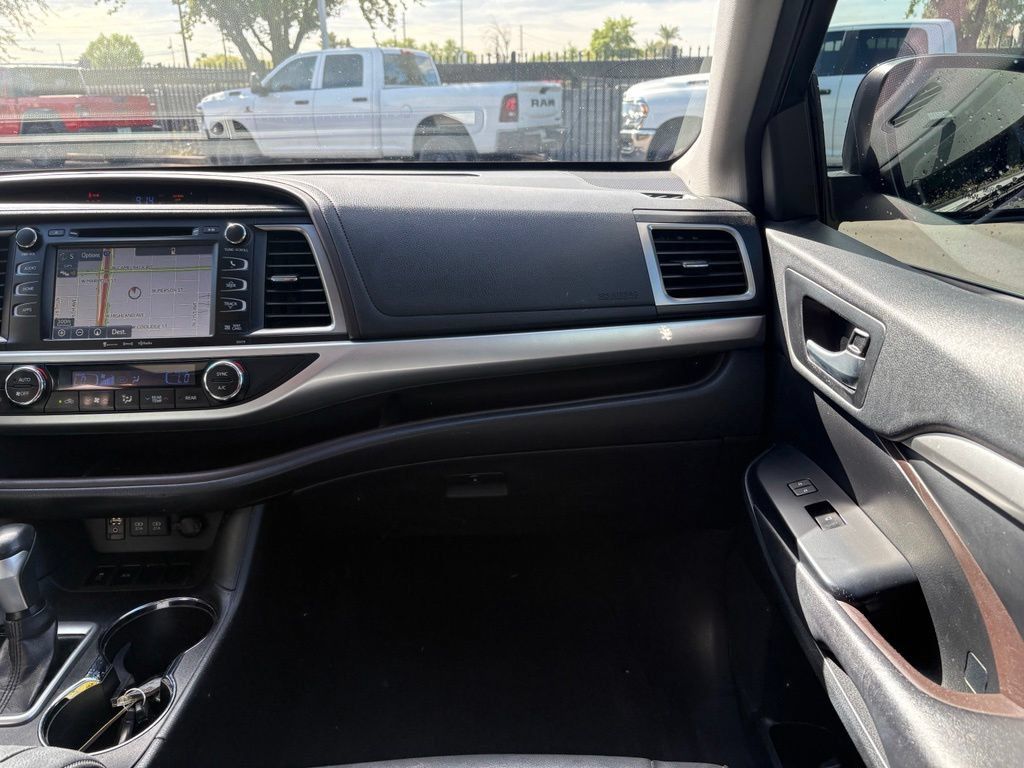 Used 2017 Toyota Highlander XLE w/ Carpet Mat Package FWD image 7