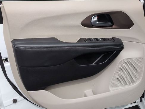 Used 2023 Chrysler Voyager LX FWD image 31