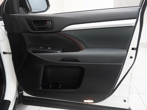 Used 2019 Toyota Highlander LE AWD/4WD image 34