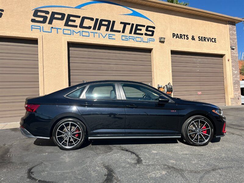 Used 2025 Volkswagen Jetta GLI Autobahn FWD image 5