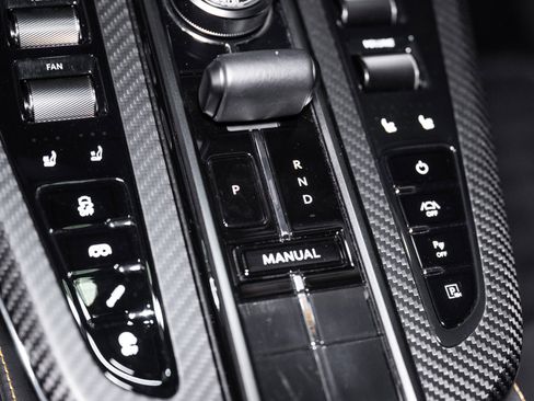 Used 2025 Aston Martin V8 Vantage Coupe image 27